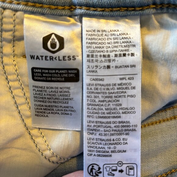 NWOT Levi's Classic Straight Leg Jeans - Picture 9 of 9